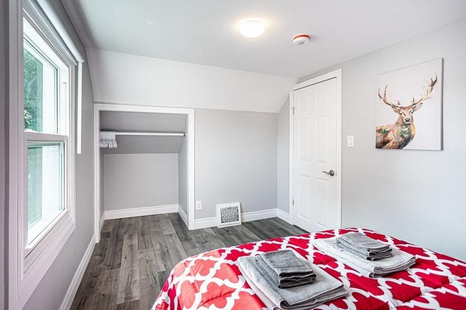 535 Mohawk Road West, Room 4, Hamilton, ON photo 2
